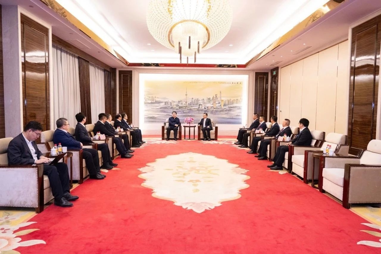 Man Shengang Held Talks with Li Xinyan, Chairman of the Board of Lonking Holdings Limited